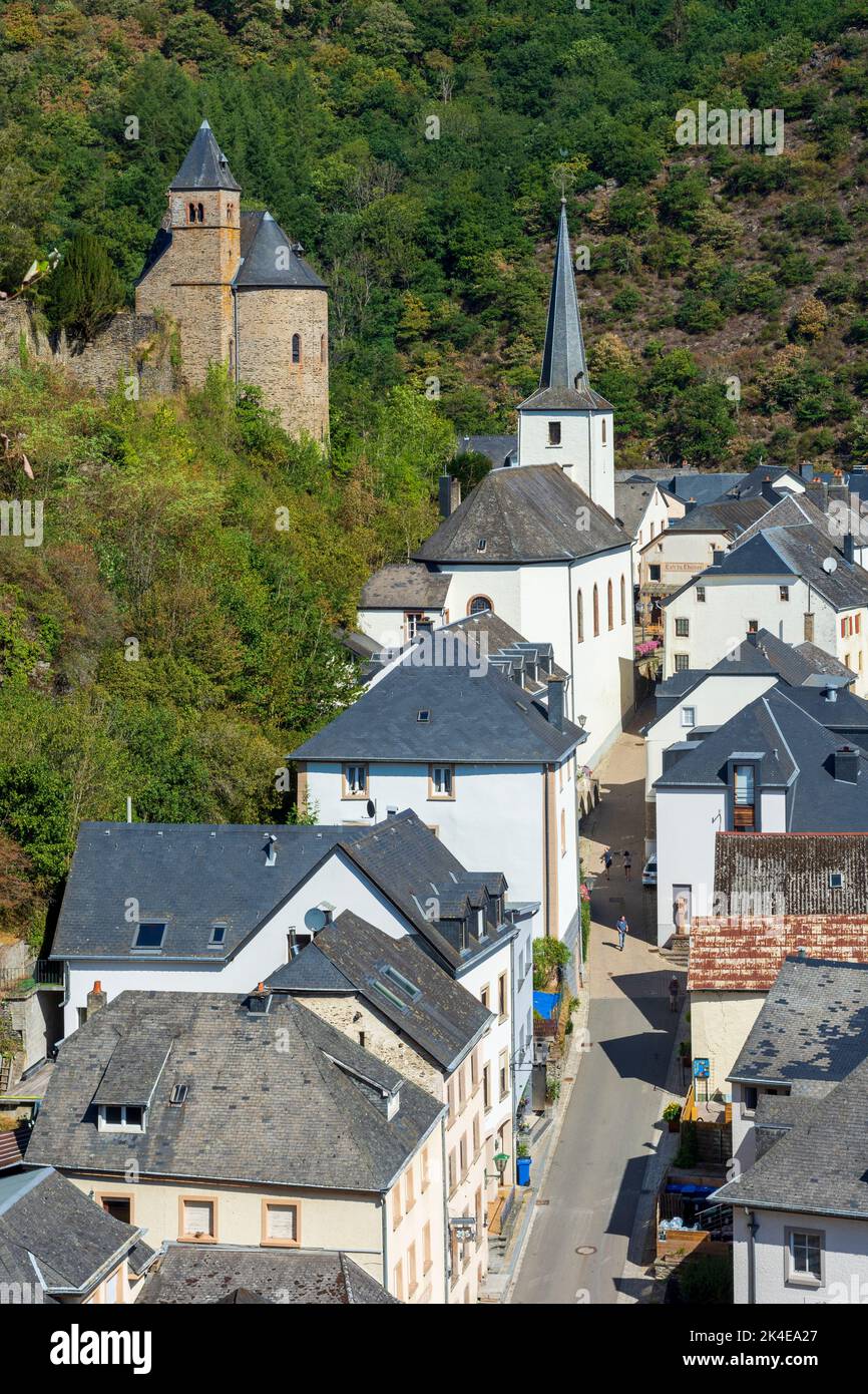 Esch-sur-Sûre (Esch-Sauer): Castello di Esch-sur-Sure, centro storico di Lussemburgo Foto Stock