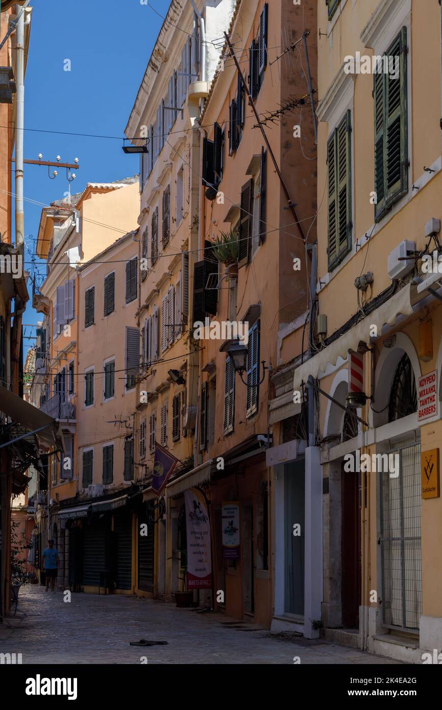 Corfù, Grecia. 02 settembre 2022: Una strada storica nella parte vecchia della città di Corfù. Foto Stock