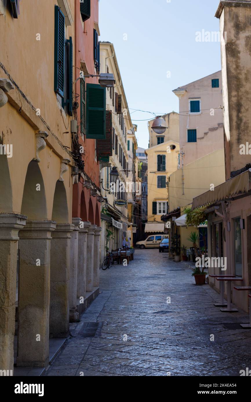Corfù, Grecia. 02 settembre 2022: Una strada storica nella parte vecchia della città di Corfù. Foto Stock