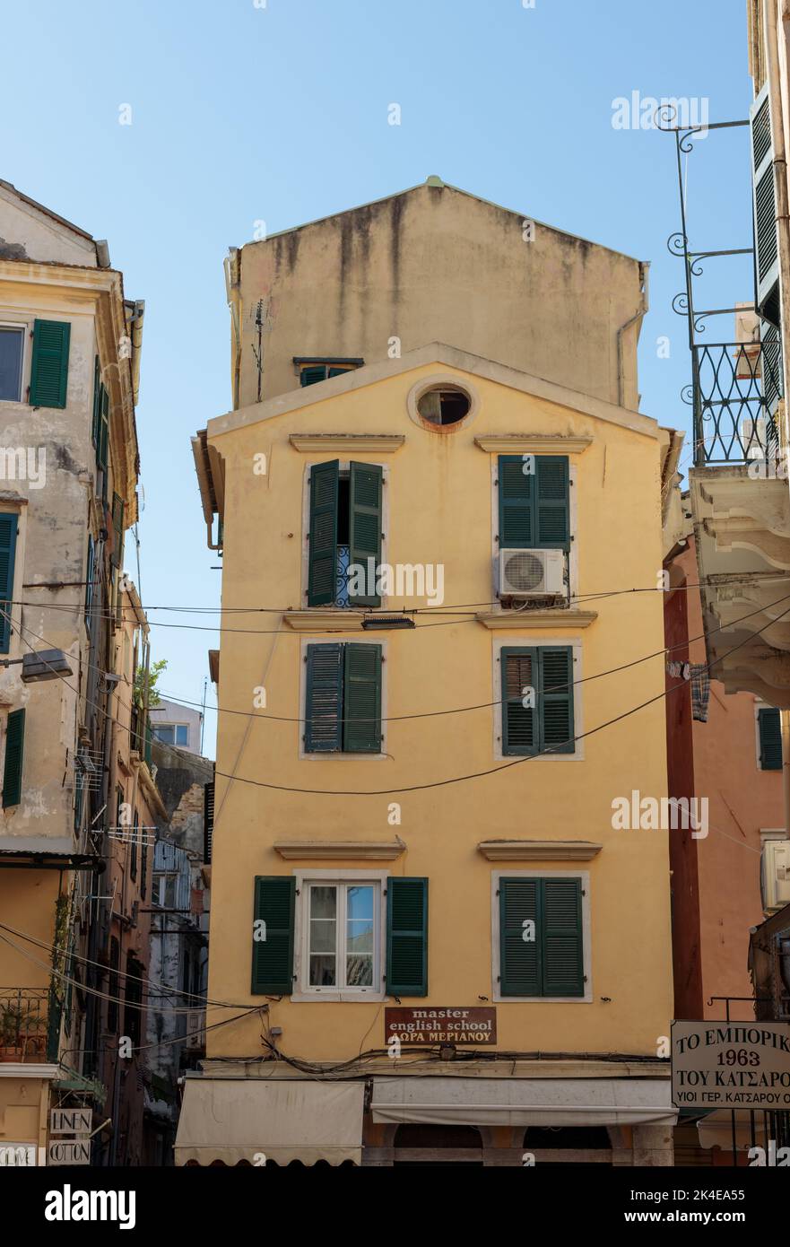 Corfù, Grecia. 02 settembre 2022: Un frammento della parte vecchia della città di Corfù, edifici storici. Foto Stock