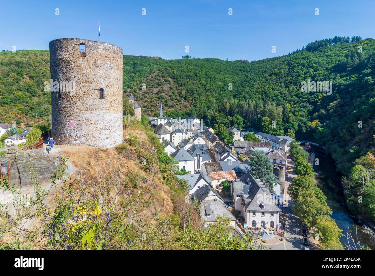 Esch-sur-Sûre (Esch-Sauer): Castello di Esch-sur-Sure, centro storico, valle del fiume Sauer (Sure) in Lussemburgo Foto Stock