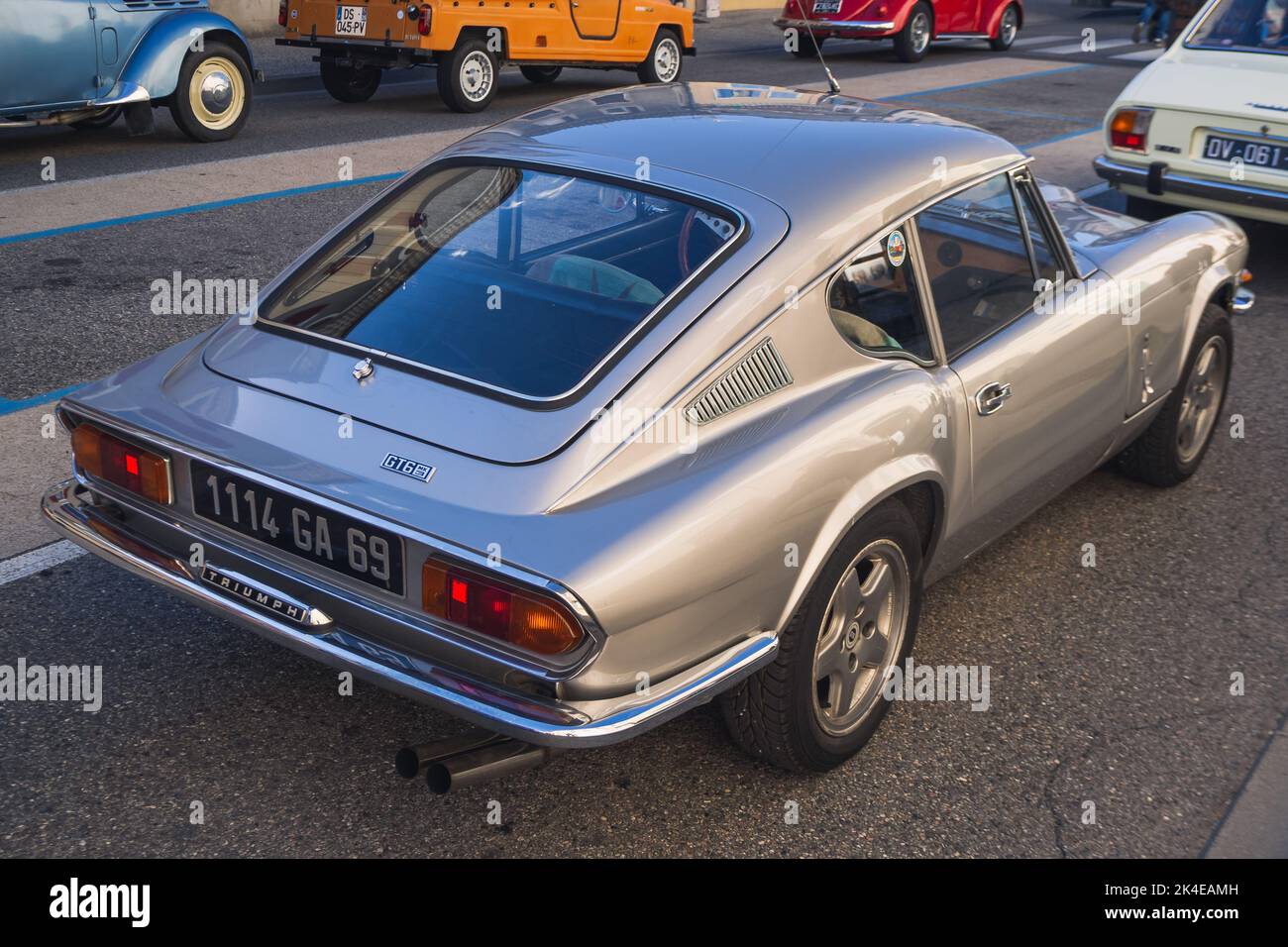 Loriol sur Drome, Francia - 17 settembre, 2022: Vintage grigio trionfo gt6 mk3 parcheggiato sulla strada. Mostra d'auto classica a Loriol sur Drome, Francia. Foto Stock