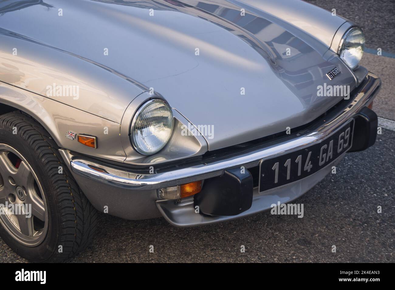 Loriol sur Drome, Francia - 17 settembre, 2022: Vintage grigio trionfo gt6 mk3 parcheggiato sulla strada. Mostra d'auto classica a Loriol sur Drome, Francia. Foto Stock