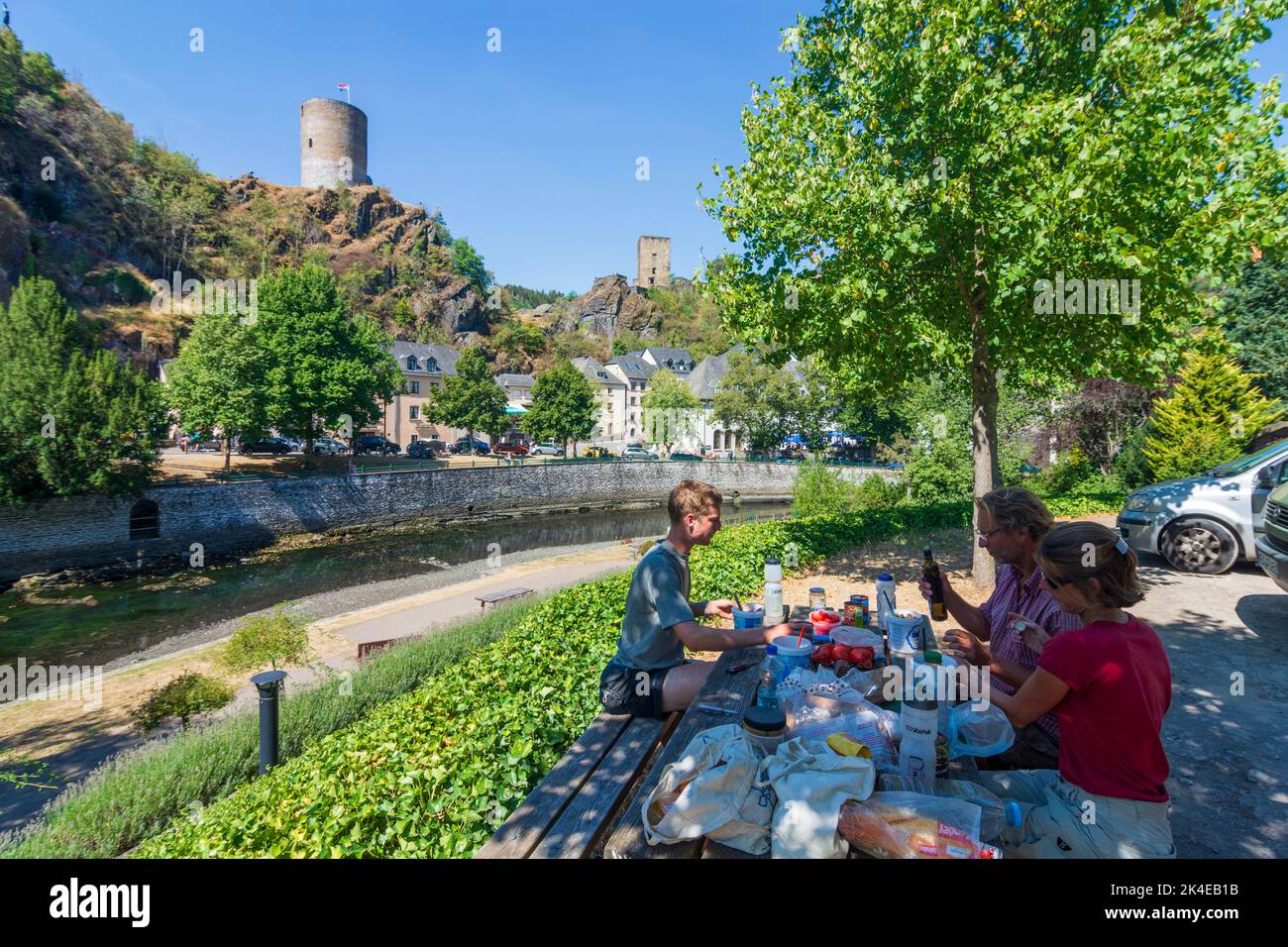 Esch-sur-Sûre (Esch-Sauer): Castello di Esch-sur-Sure, città vecchia, valle del fiume Sauer (Sure), turisti al tavolo da picnic, pranzo in , Lussemburgo Foto Stock
