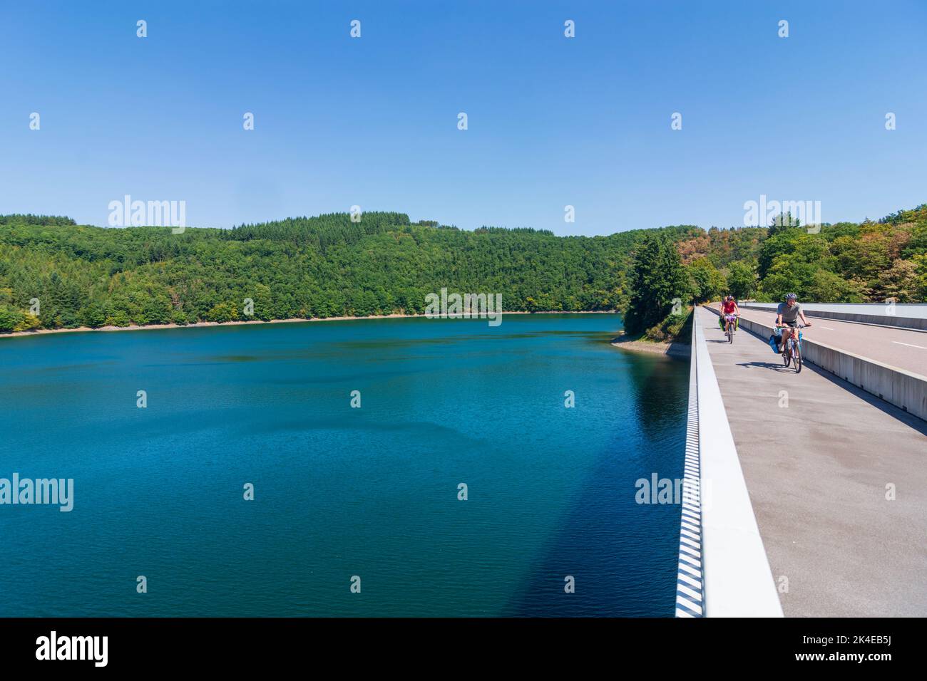 Esch-sur-Sûre (Esch-Sauer): diga del lago artificiale di Upper Sure (Lac de la Haute-Sûre, Obersauer-Stausee) in Lussemburgo Foto Stock