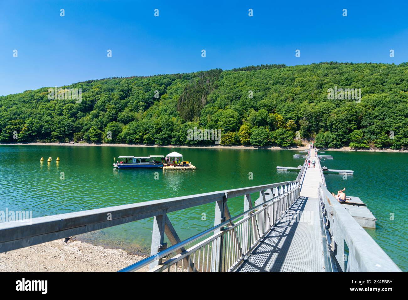 Esch-sur-Sûre (Esch-Sauer): spiaggia presso il lago artificiale Upper Sure (Lac de la Haute-Sûre, Obersauer-Stausee), bather, ponte galleggiante in , Lussemburgo Foto Stock