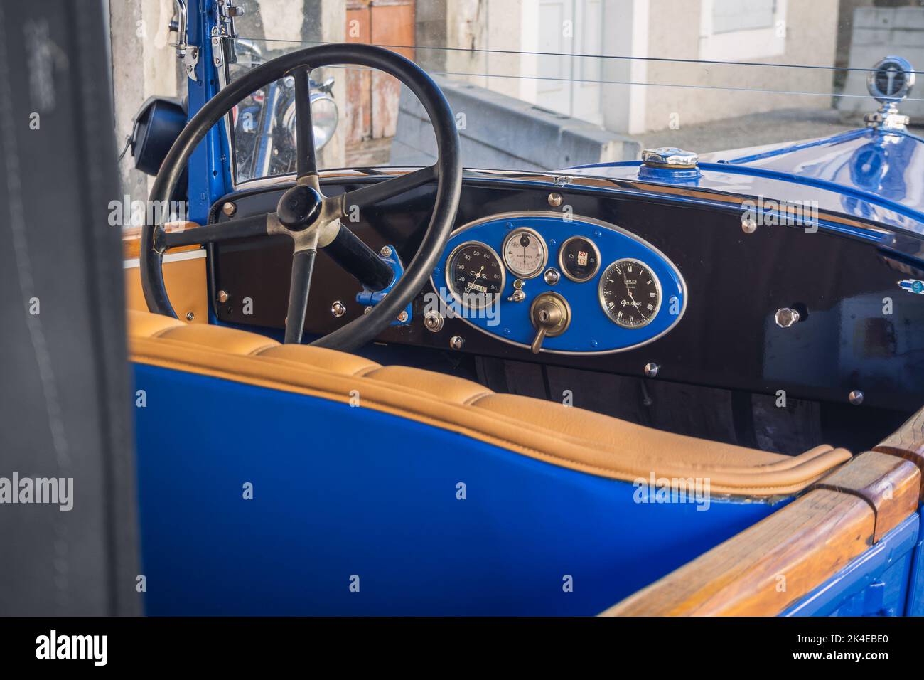 Loriol sur Drome, Francia - 17 settembre, 2022: Vintage Blue Peugeot 190 S convertibile con tetto in tessuto pieghevole, parcheggiato in strada. Auto classica exhi Foto Stock