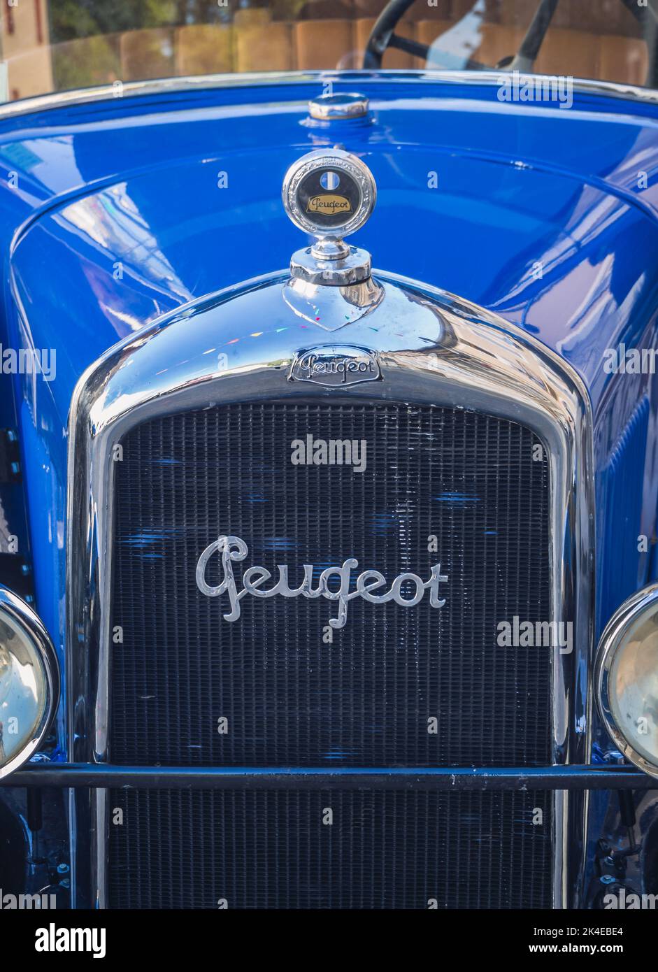Loriol sur Drome, Francia - 17 settembre, 2022: Vintage Blue Peugeot 190 S convertibile con tetto in tessuto pieghevole, parcheggiato in strada. Auto classica exhi Foto Stock