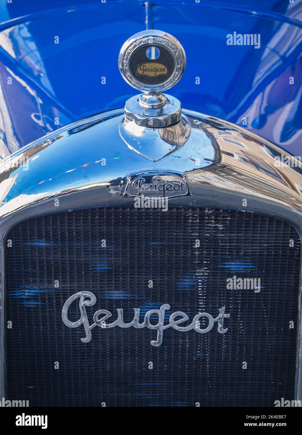 Loriol sur Drome, Francia - 17 settembre, 2022: Vintage Blue Peugeot 190 S convertibile con tetto in tessuto pieghevole, parcheggiato in strada. Auto classica exhi Foto Stock
