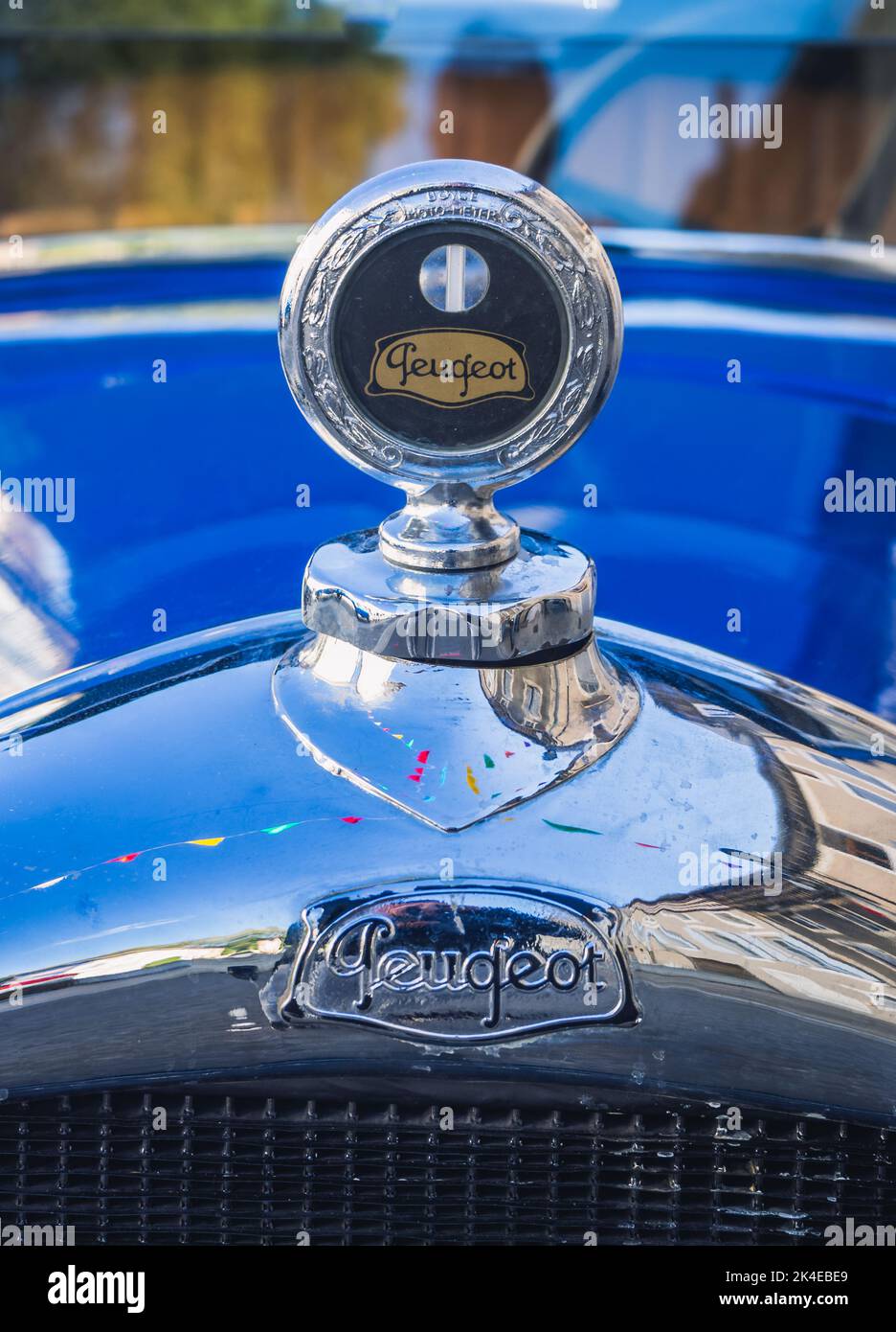 Loriol sur Drome, Francia - 17 settembre, 2022: Vintage Blue Peugeot 190 S convertibile con tetto in tessuto pieghevole, parcheggiato in strada. Auto classica exhi Foto Stock