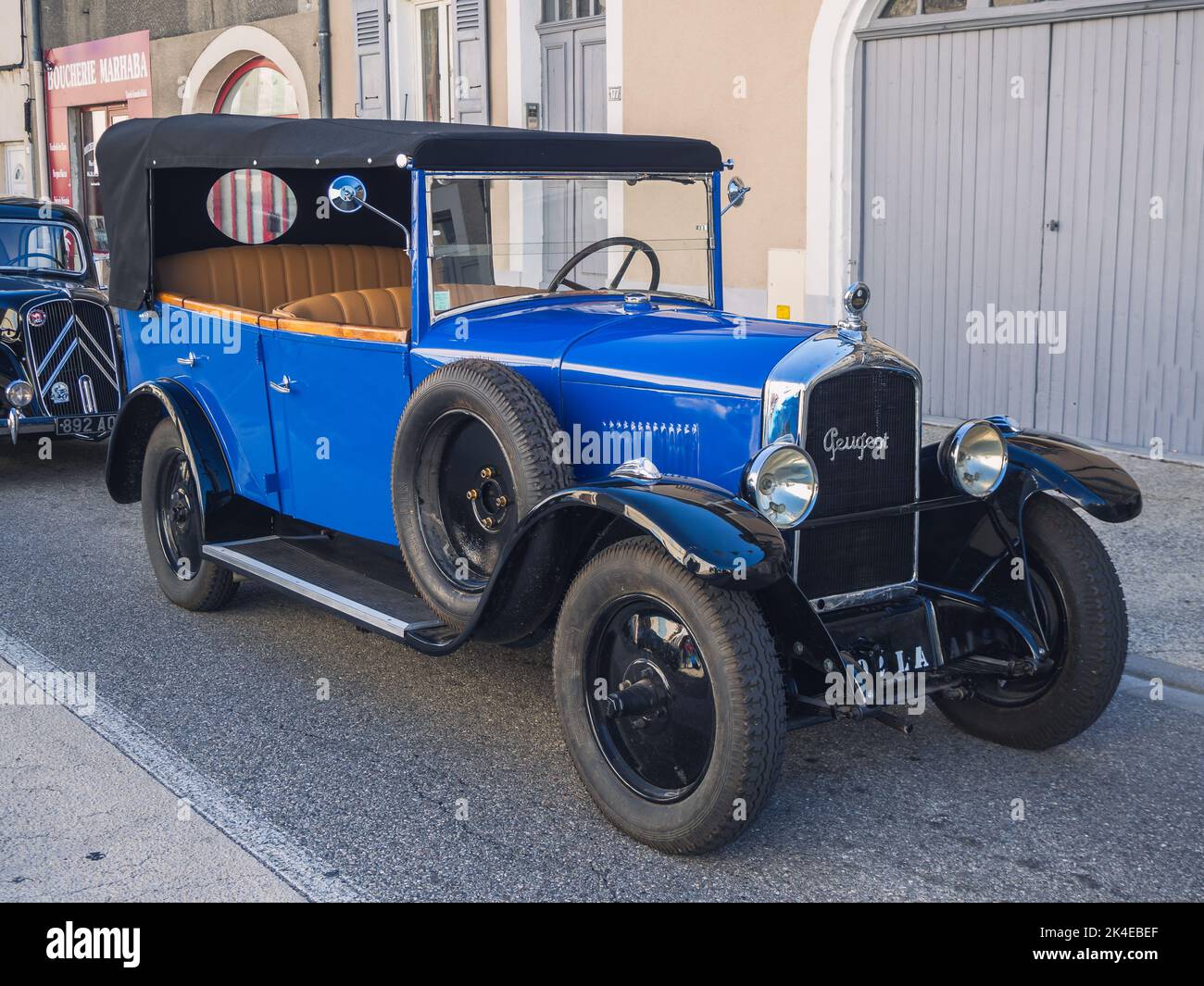 Loriol sur Drome, Francia - 17 settembre, 2022: Vintage Blue Peugeot 190 S convertibile con tetto in tessuto pieghevole, parcheggiato in strada. Auto classica exhi Foto Stock