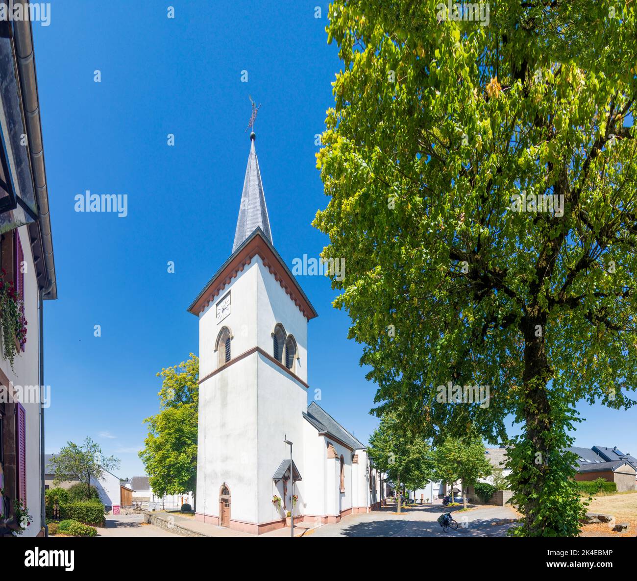 Esch-sur-Sûre (Esch-Sauer): chiesa di Eschdorf in Lussemburgo Foto Stock