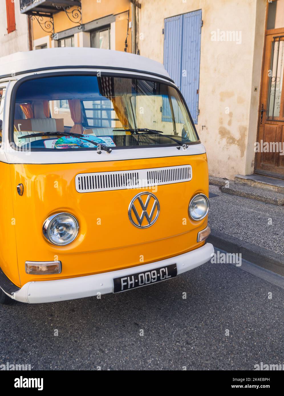 Loriol sur Drome, Francia - 17 settembre , 2022: Volkswagen camper giallo vintage T2 Westfalia sulla strada. Mostra auto classica a Loriol sur Dro Foto Stock