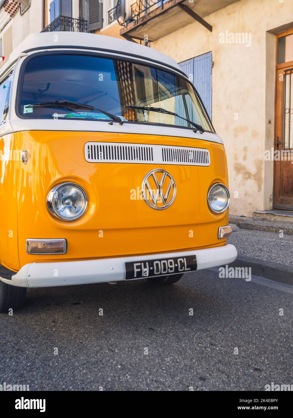Loriol sur Drome, Francia - 17 settembre , 2022: Volkswagen camper giallo vintage T2 Westfalia sulla strada. Mostra auto classica a Loriol sur Dro Foto Stock