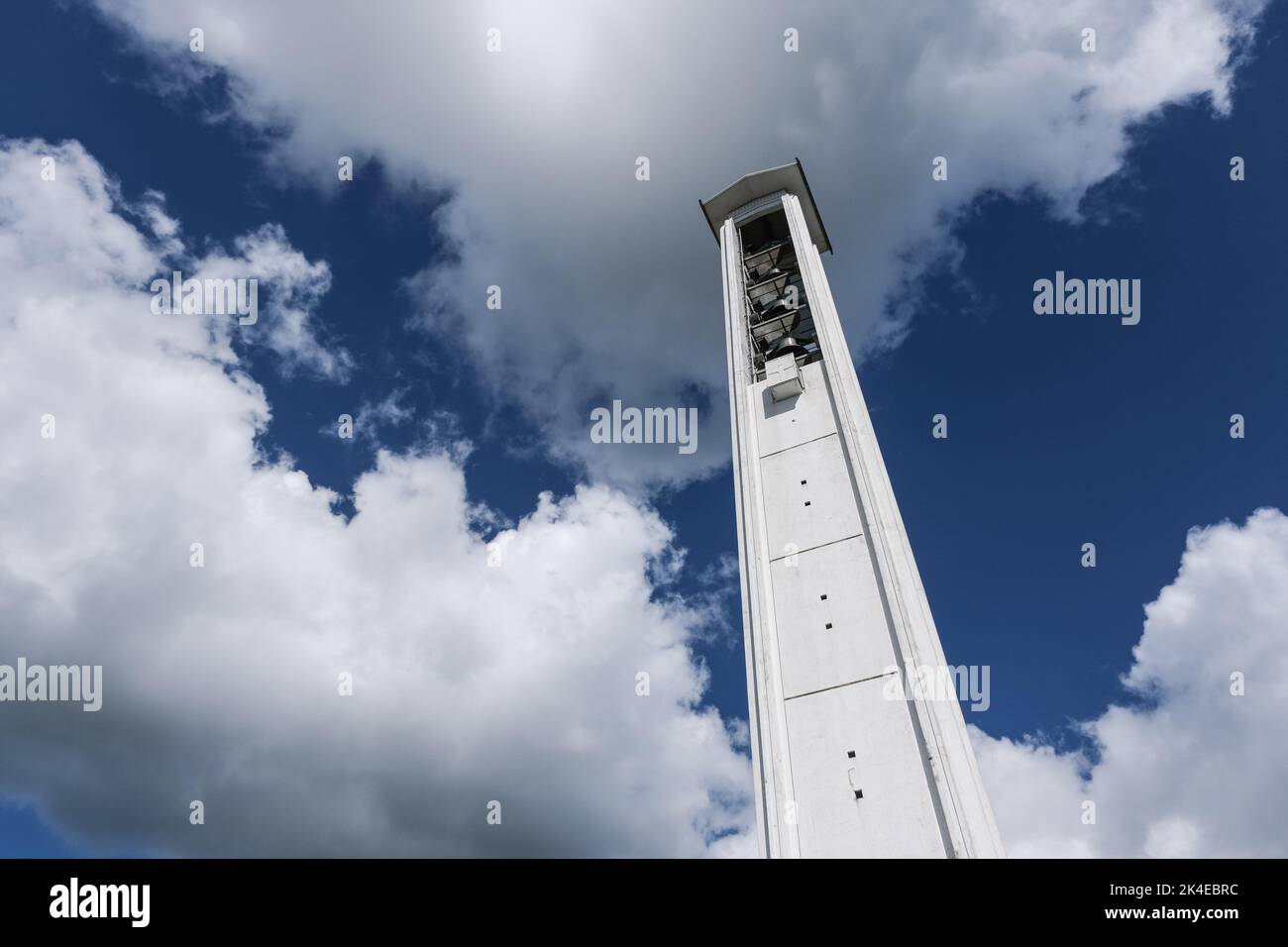 Vista sul campanile di una chiesa cattolica in una piccola città svizzera Olten, Svizzera. Chiesa parrocchiale cattolica romana del quartiere Olten ad est del Foto Stock