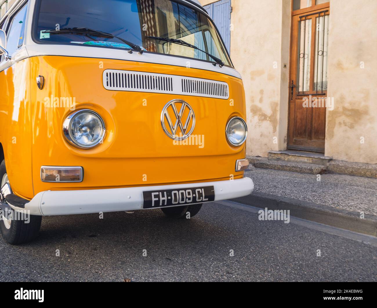 Loriol sur Drome, Francia - 17 settembre , 2022: Volkswagen camper giallo vintage T2 Westfalia sulla strada. Mostra auto classica a Loriol sur Dro Foto Stock