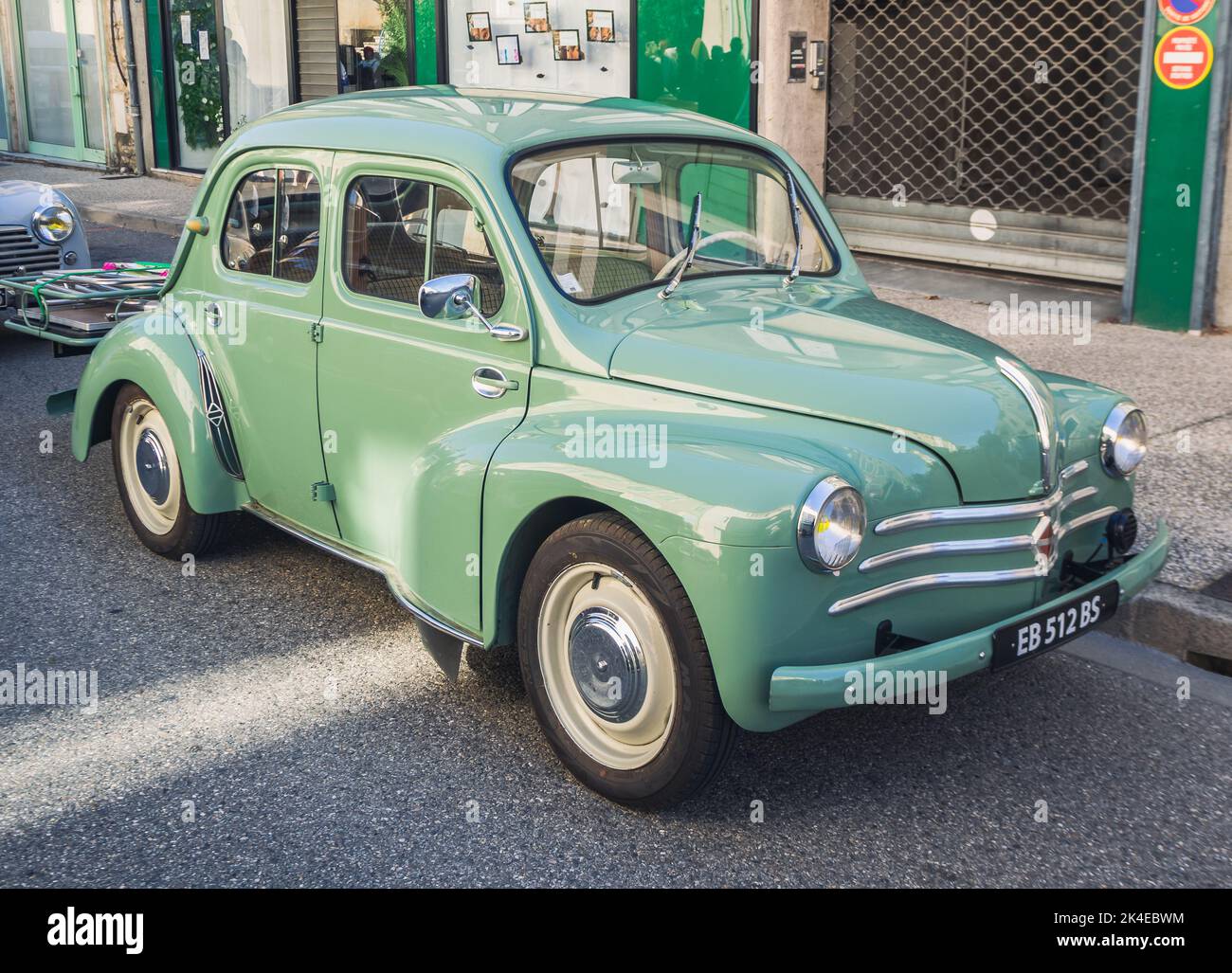 Loriol sur Drome, Francia - 17 settembre, 2022: Renault 4 CV Vintage turchese, sulla strada. Mostra d'auto classica a Loriol sur Drome, Francia. Foto Stock