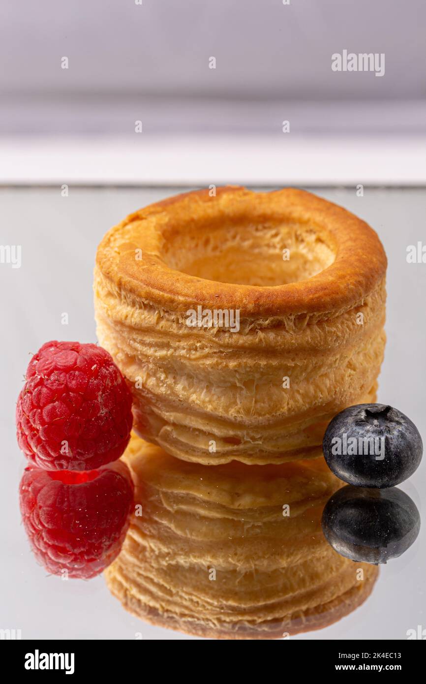 vol au vent con mirtillo, pasta sfoglia ripiena di bacche su uno specchio Foto Stock