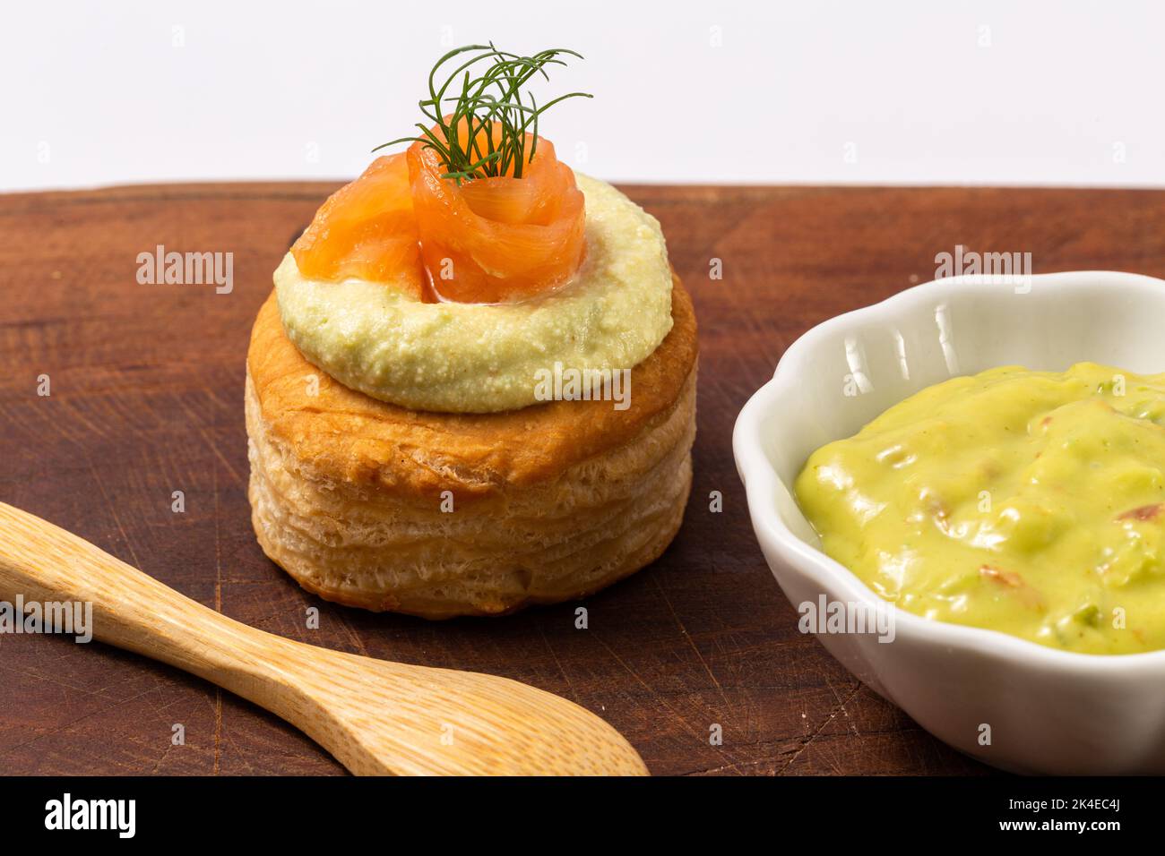 vol au vent con guacamole e salmone affumicato Foto Stock