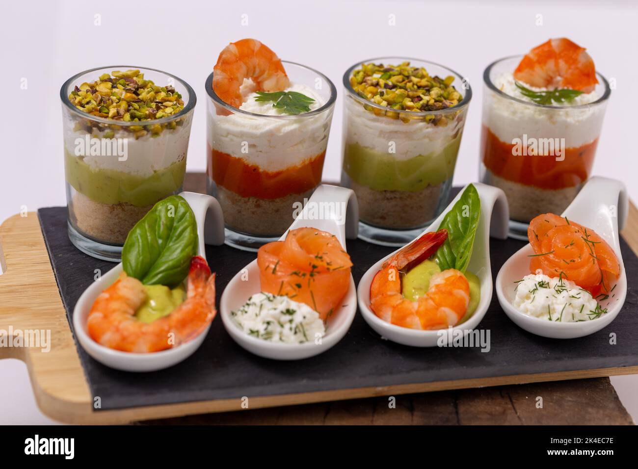 Set decorato di Finger food, tartine con pesce Foto Stock