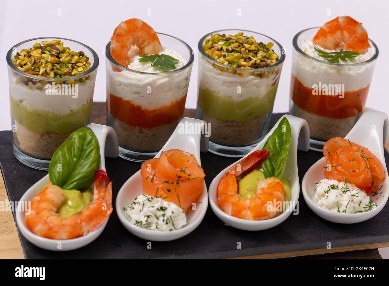 Set decorato di Finger food, tartine con pesce Foto Stock