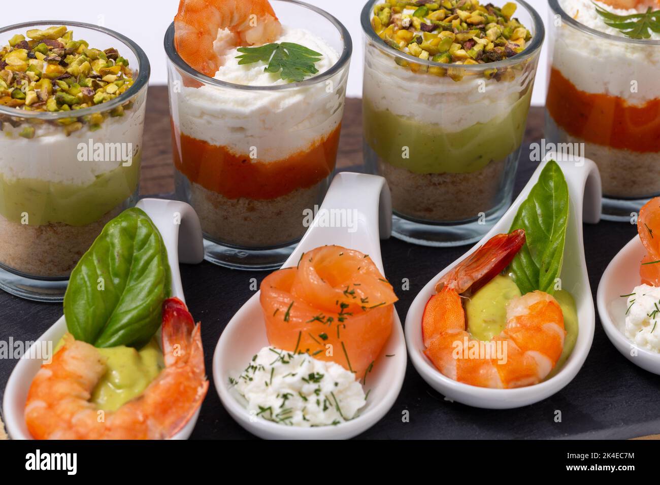 Set decorato di Finger food, tartine con pesce Foto Stock