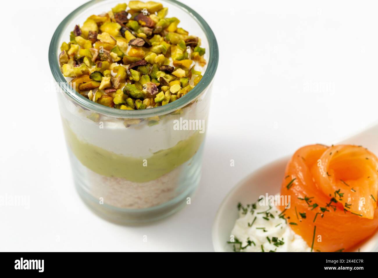 Set decorato di Finger food, tartine con pesce Foto Stock