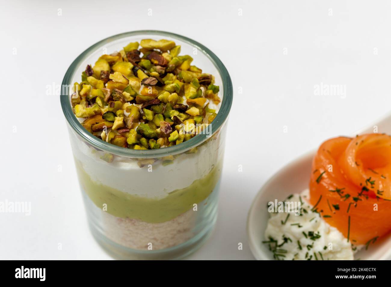 Set decorato di Finger food, tartine con pesce Foto Stock