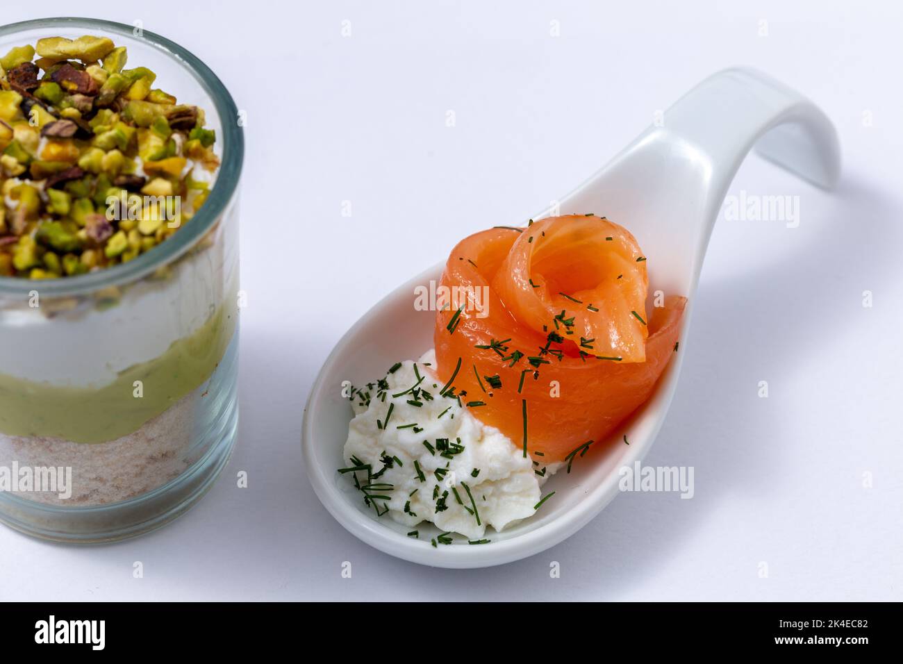 Set decorato di Finger food, tartine con pesce Foto Stock