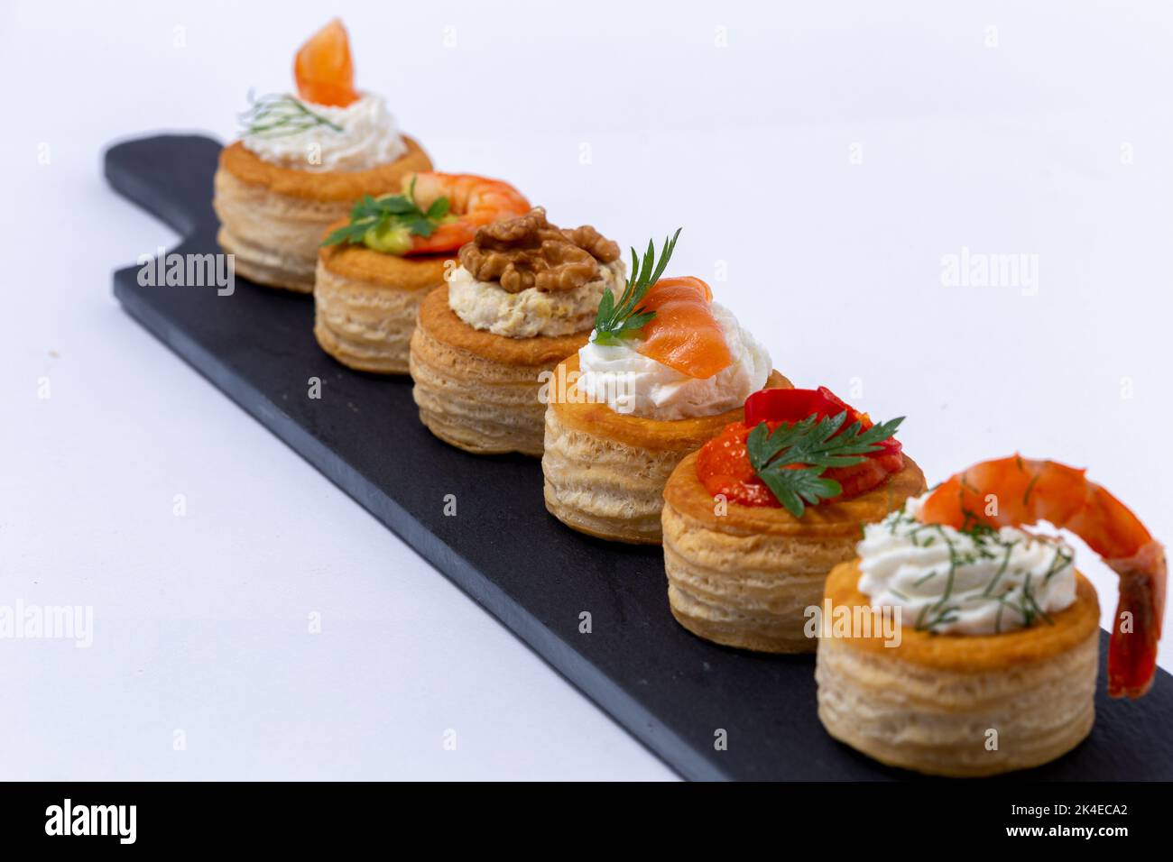 Vol au vent decorato su ardesia, Vol au vent, morso con presentazione di cibo dito Foto Stock