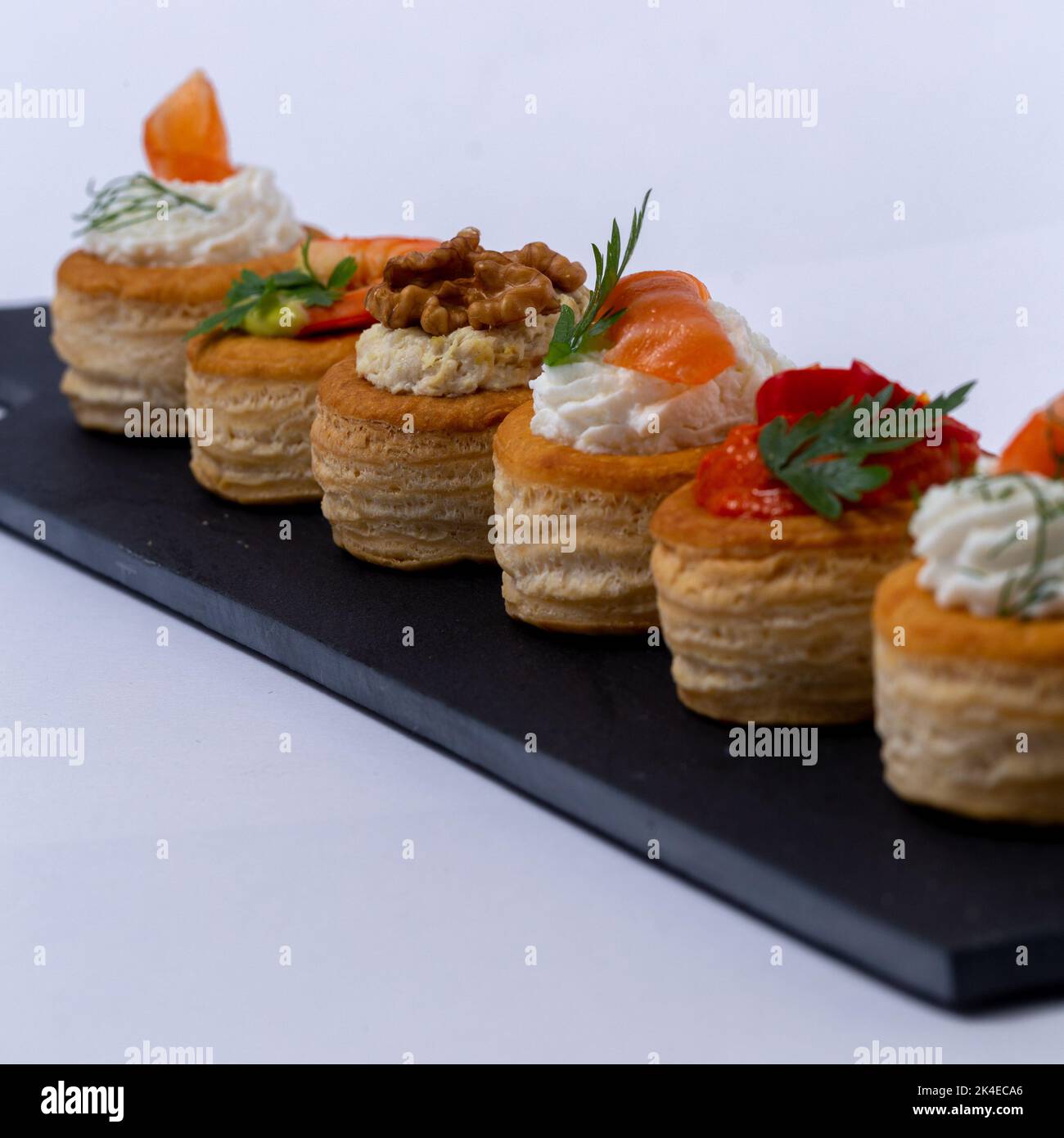 Vol au vent decorato su ardesia, Vol au vent, morso con presentazione di cibo dito Foto Stock