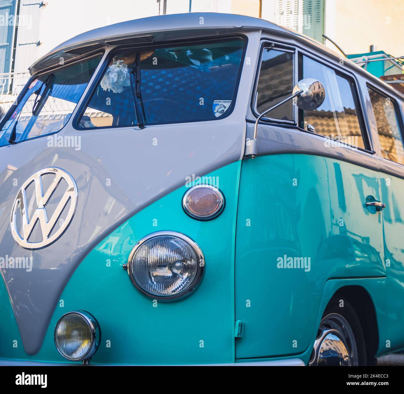 Loriol sur Drome, Francia - 17 Settembre , 2022: Vintage bianco e turchese Volkswagen T1 (tipo 2) Westfalia Camper sulla strada Foto Stock