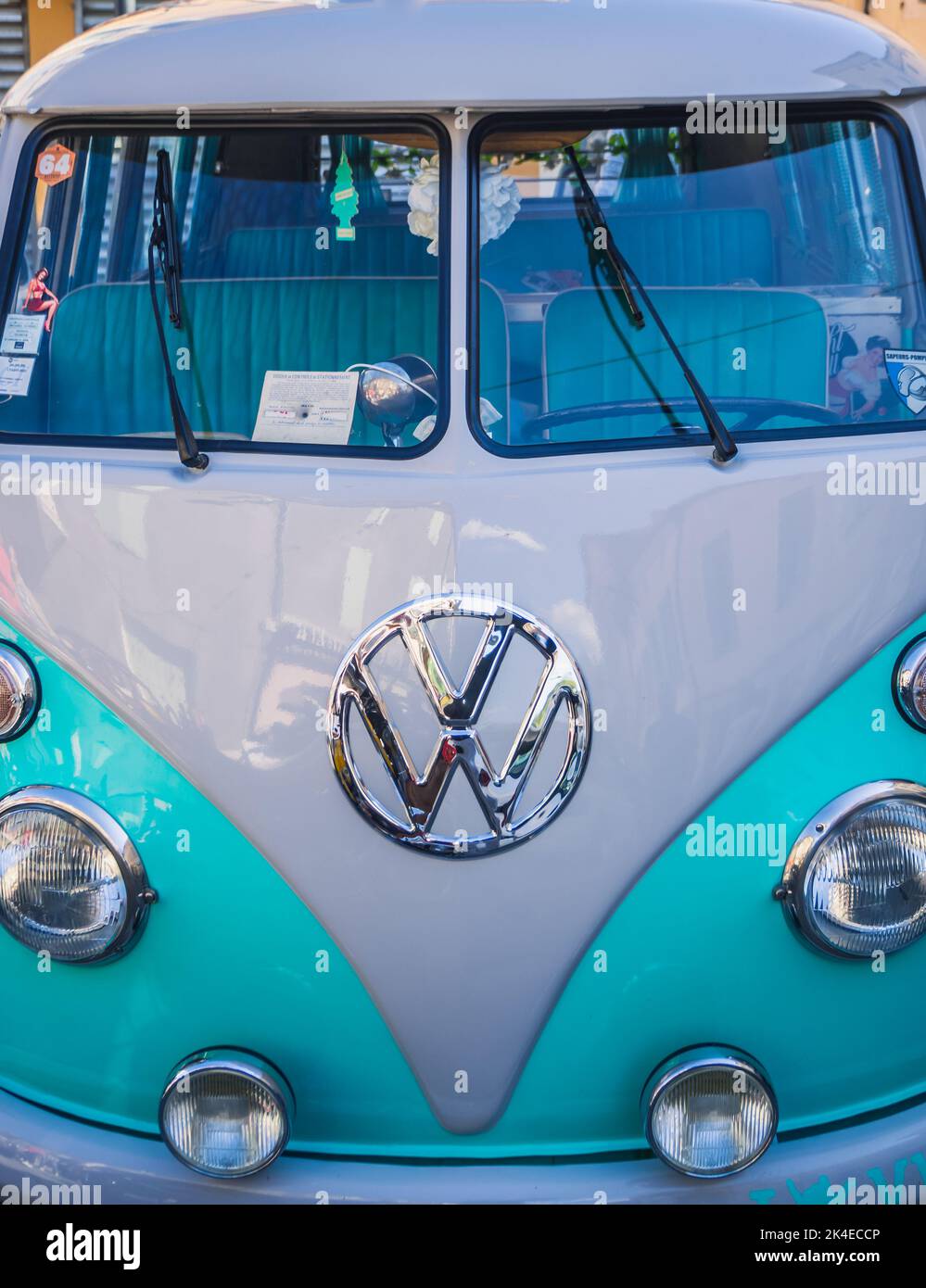 Loriol sur Drome, Francia - 17 Settembre , 2022: Vintage bianco e turchese Volkswagen T1 (tipo 2) Westfalia Camper sulla strada Foto Stock