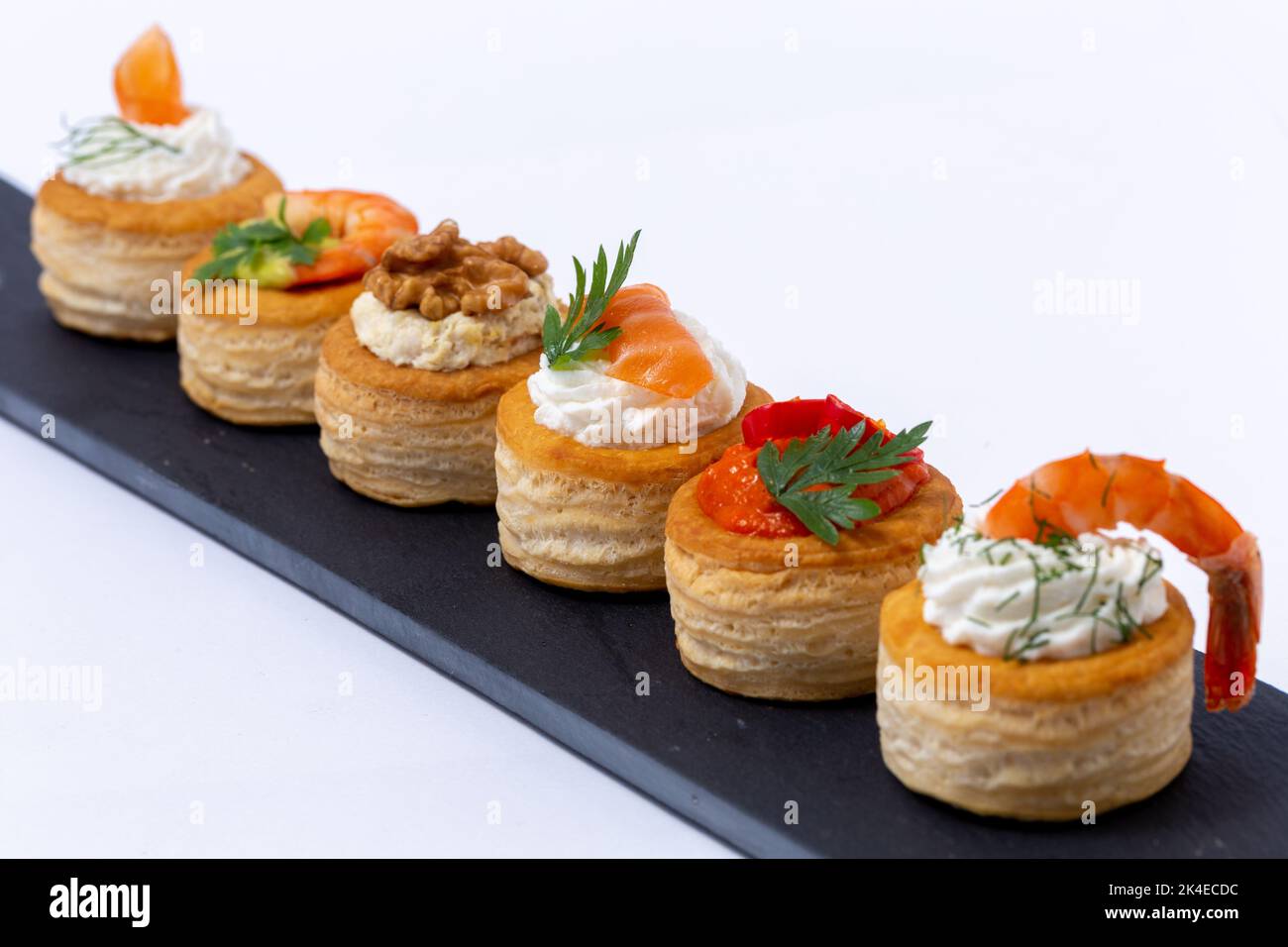 Vol au vent decorato su ardesia, Vol au vent, morso con presentazione di cibo dito Foto Stock