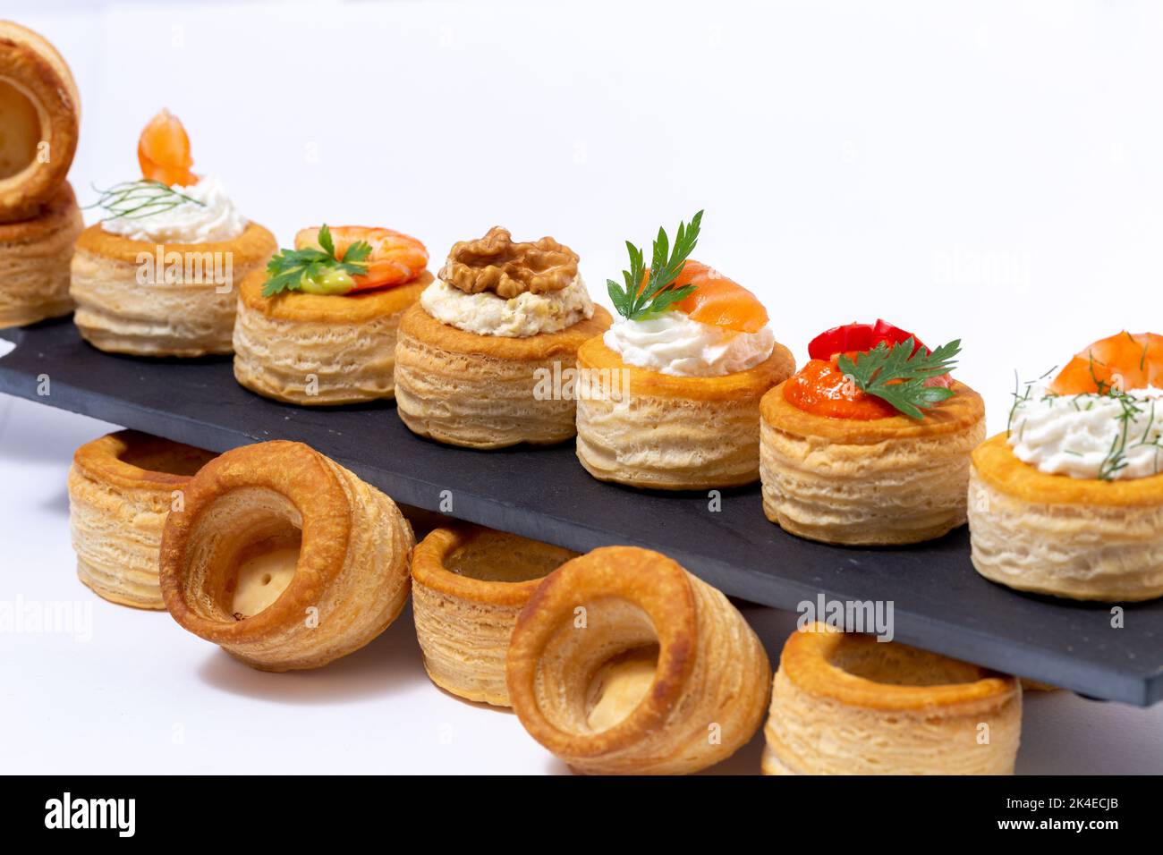 Vol au vent decorato su ardesia, Vol au vent, morso con presentazione di cibo dito Foto Stock