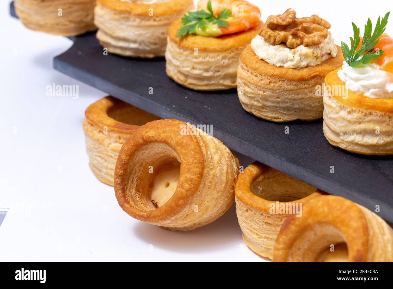 Vol au vent decorato su ardesia, Vol au vent, morso con presentazione di cibo dito Foto Stock