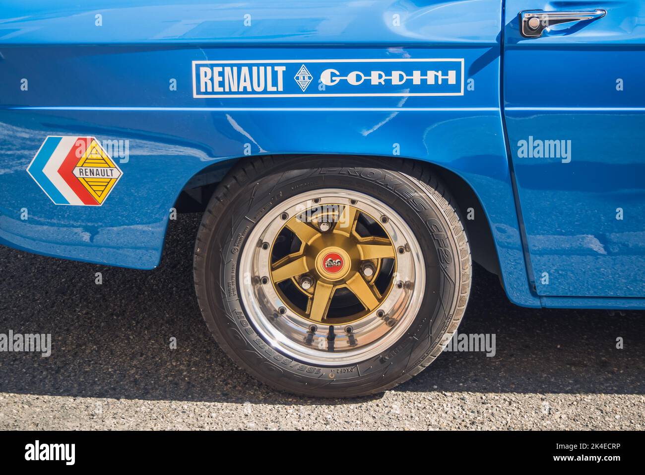 Loriol sur Drome, Francia - 17 settembre, 2022: Auto da corsa Vintage blu Renault 8 Gordini 1300, in strada. Foto Stock