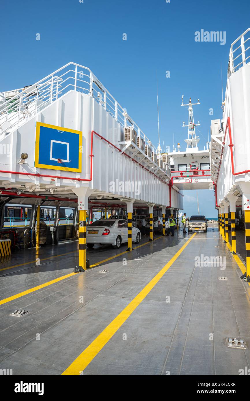 Una basket blu sul traghetto per l'Isola di Masirah, Oman Foto Stock