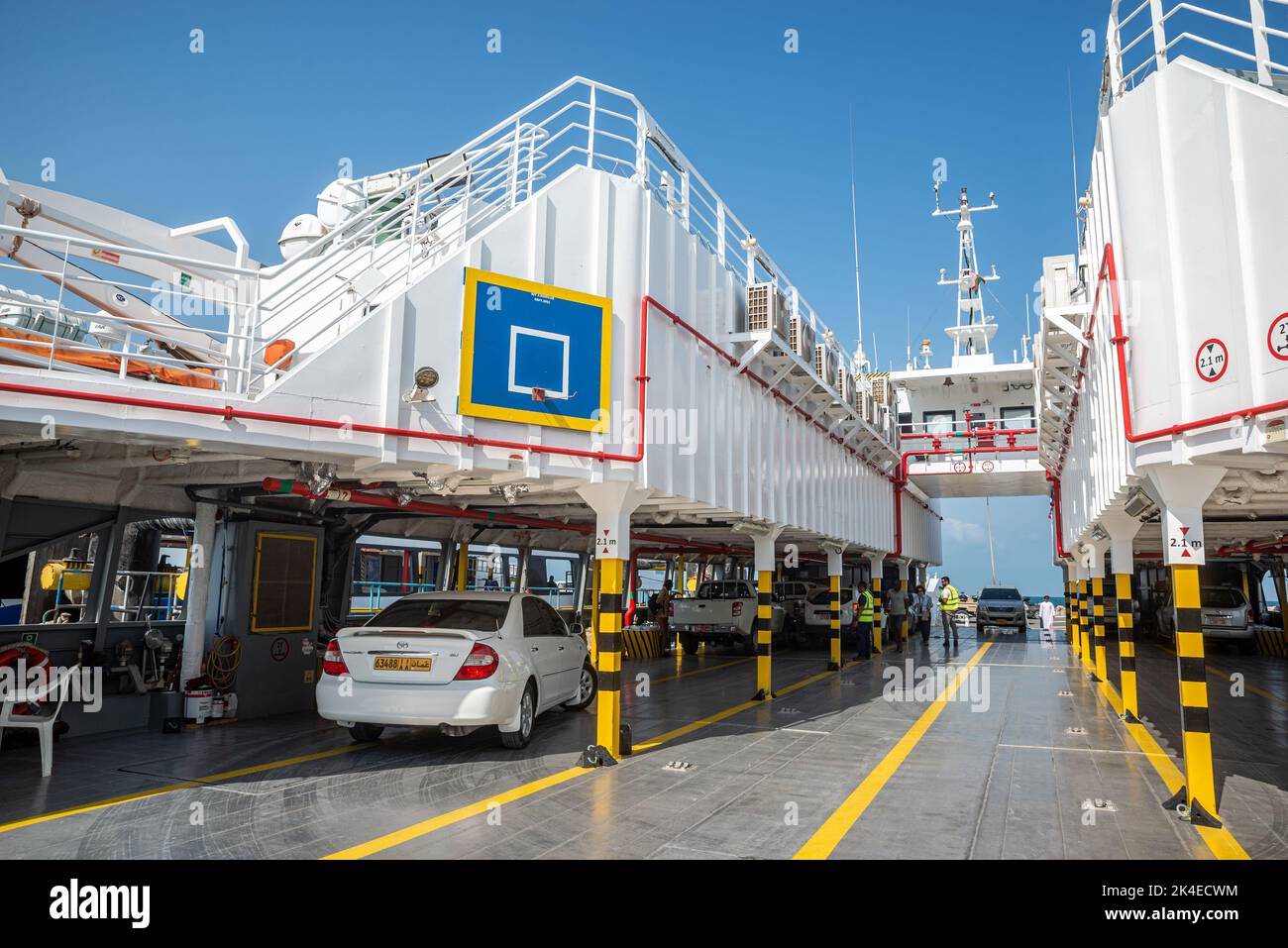 Una basket blu sul traghetto per l'Isola di Masirah, Oman Foto Stock