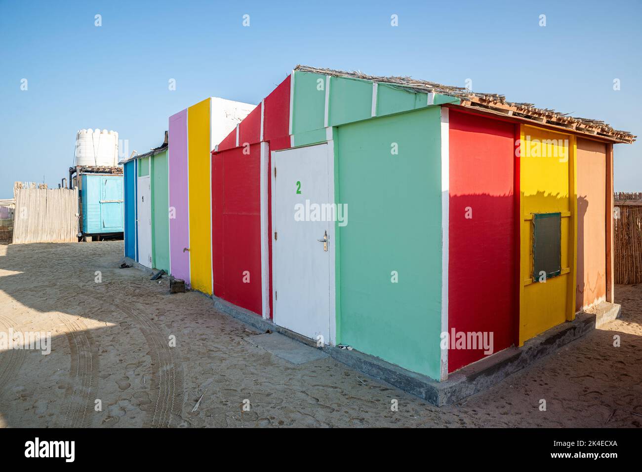 Cabine spiaggia colorate, Isola di Masirah, Oman Foto Stock
