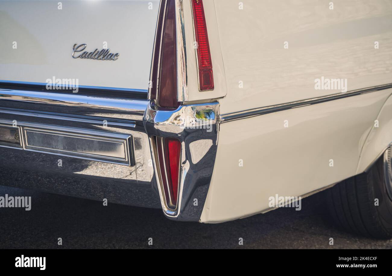 Loriol sur Drome, Francia - 17 settembre, 2022: Primo piano delle luci posteriori e posteriori di una Cadillac d'epoca bianca. Mostra auto classica in lorio Foto Stock