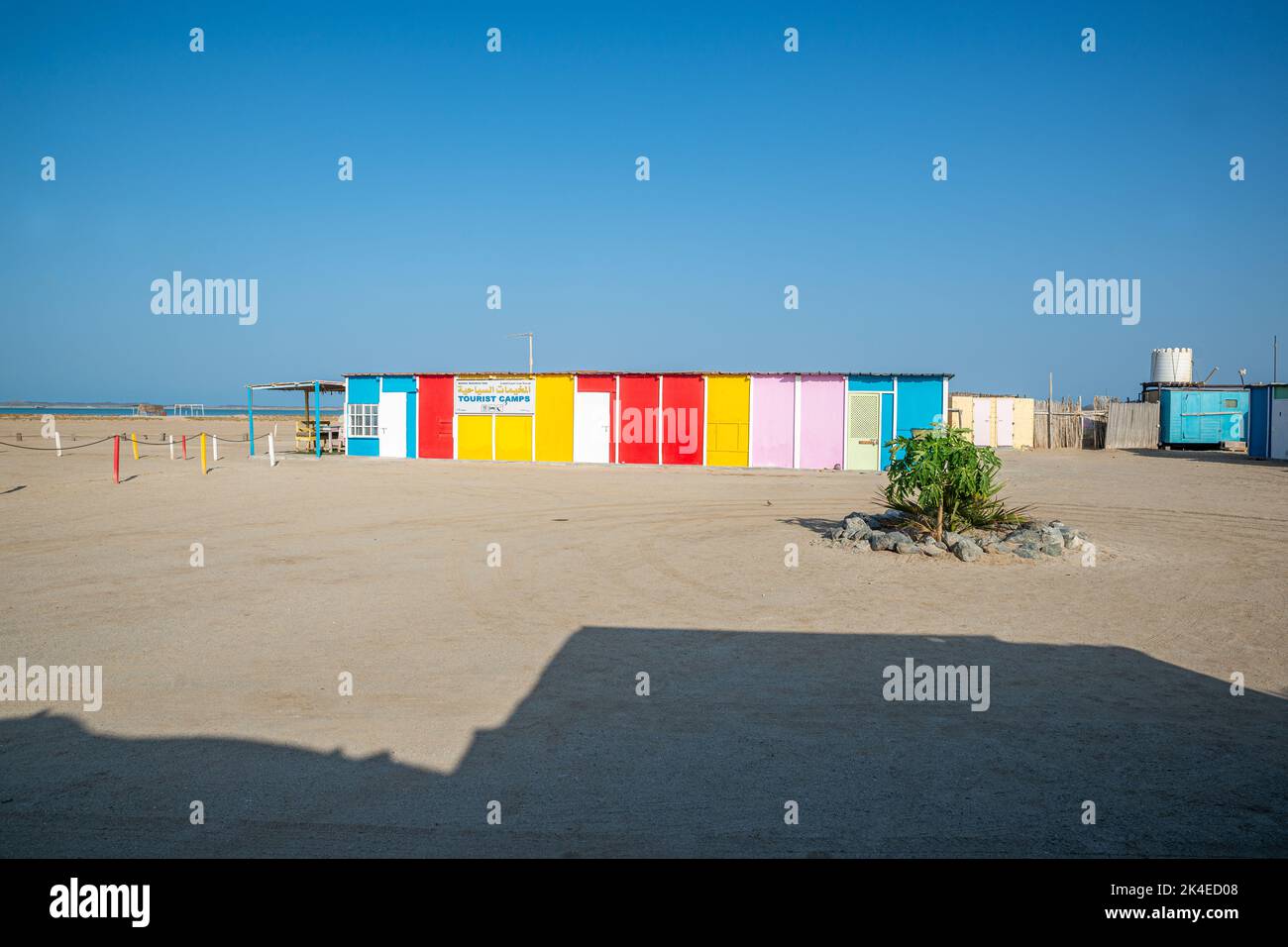 Cabine spiaggia colorate, Isola di Masirah, Oman Foto Stock