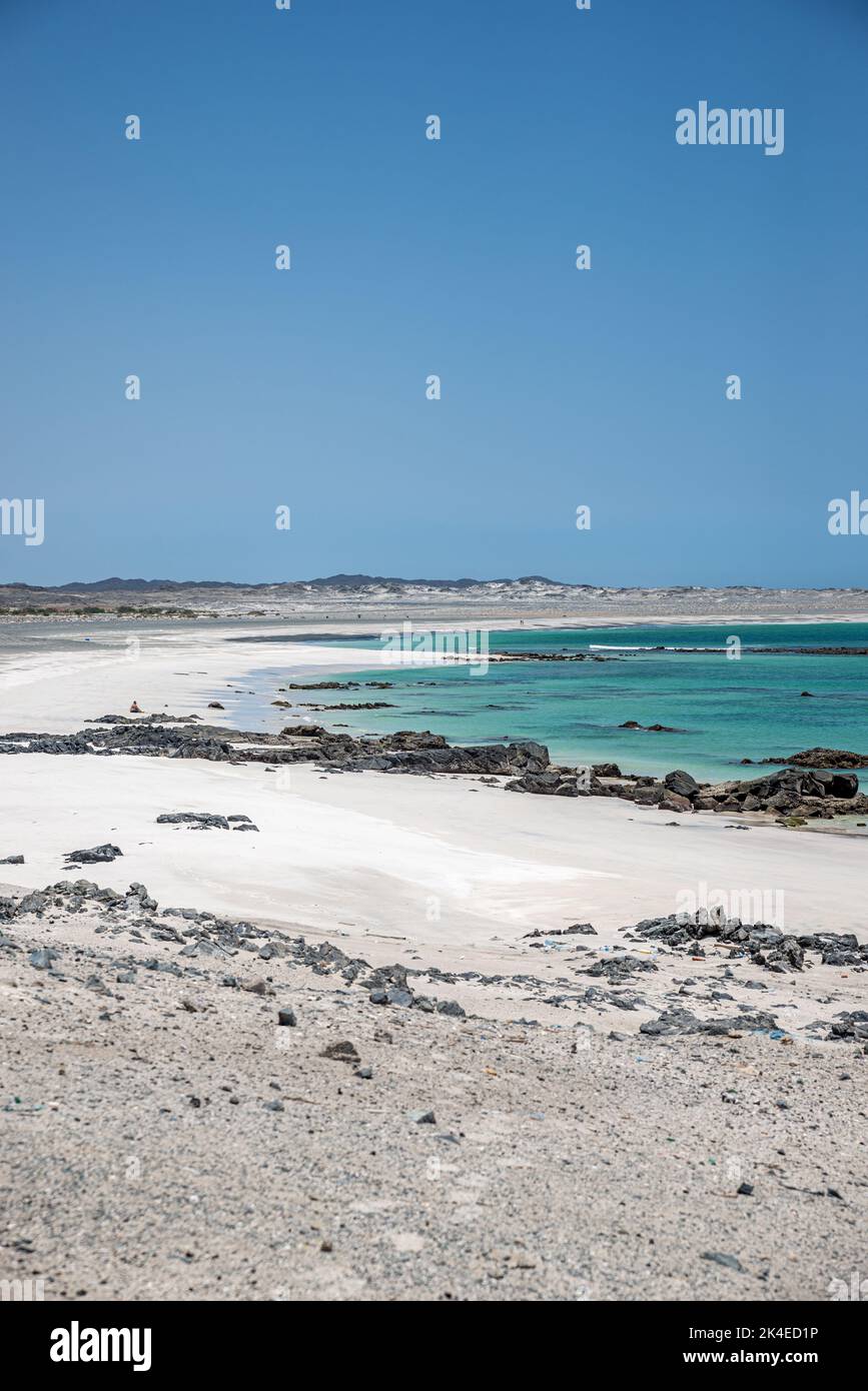 Spiaggia deserta con sabbia bianca e acqua turchese, Isola di Masirah, Oman Foto Stock