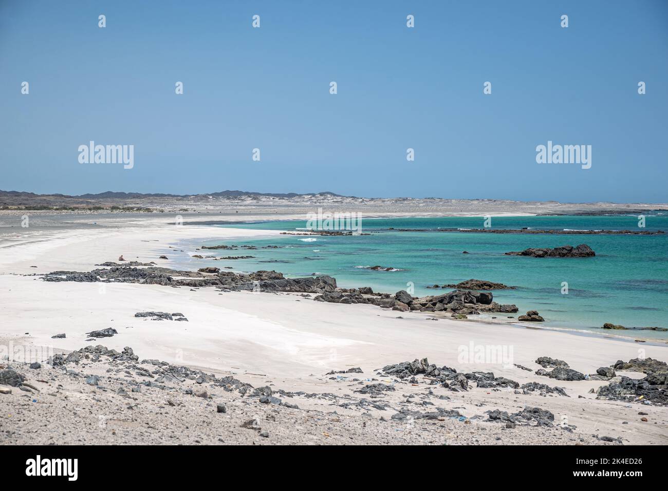 Spiaggia deserta con sabbia bianca e acqua turchese, Isola di Masirah, Oman Foto Stock