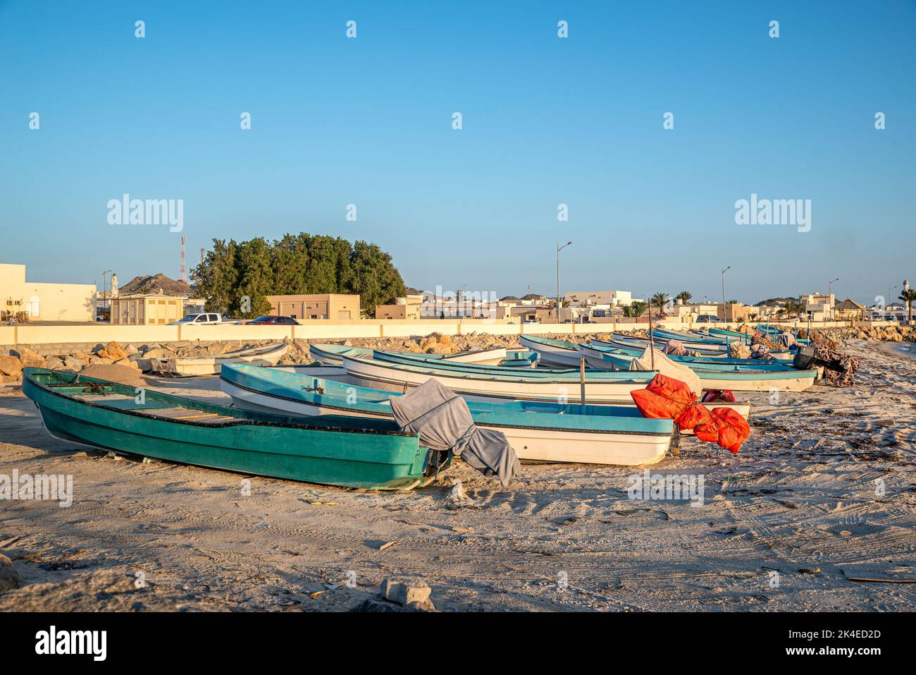Barche a motore Outbord sulla spiaggia, Isola di Masirah, Oman Foto Stock