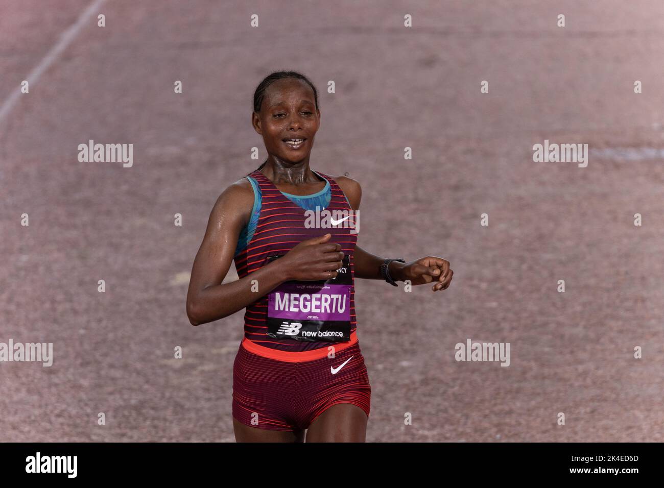 LONDRA, INGHILTERRA - 02 OTTOBRE 2022: Alemu Megertu dell'Etiopia festeggia il suo completamento al terzo posto nella gara Women's Elite durante la 2022 TCS London Marathon al Mall il 2nd ottobre 2022 a Londra, Inghilterra. Credit: Notizie SMP / Alamy Live News Foto Stock LONDRA, INGHILTERRA - 02 OTTOBRE 2022: Alemu Megertu dell'Etiopia festeggia il suo completamento al terzo posto nella gara Women's Elite durante la 2022 TCS London Marathon al Mall il 2nd ottobre 2022 a Londra, Inghilterra. Credit: Notizie SMP / Alamy Live News Foto Stock