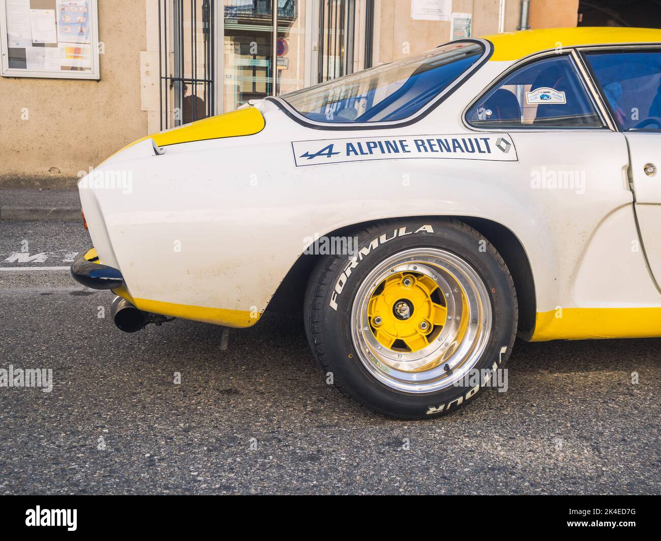 Loriol sur Drome, Francia - 17 settembre 2022: Berlinette alpina renault d'epoca 1300. Vecchia auto da corsa bianca e gialla parcheggiata in strada Foto Stock