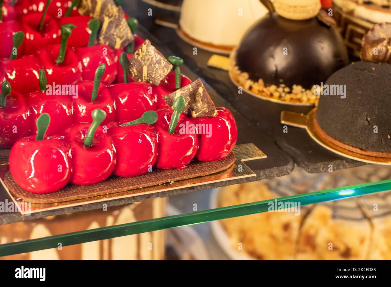 Dolci caramelle rosso brillante primo piano sulla vetrina di una pasticceria Foto Stock