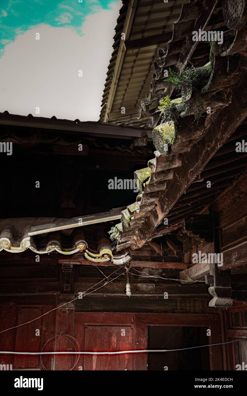 Vecchia casa abbandonata in stile tradizionale di legno in Cina Foto Stock