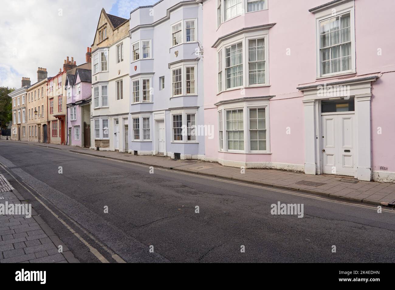 Case a schiera colorate in Holywell Street, Oxford, Regno Unito Foto Stock